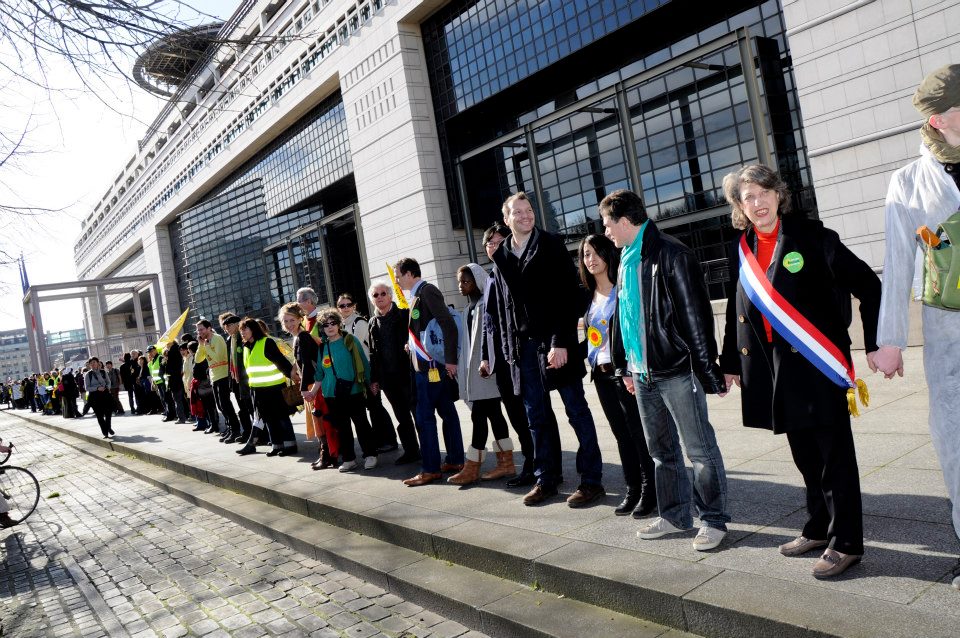 Chaine humaine pour l&rsquo;arrêt du nucléaire civil et militaire à Paris le 9 mars 2013
