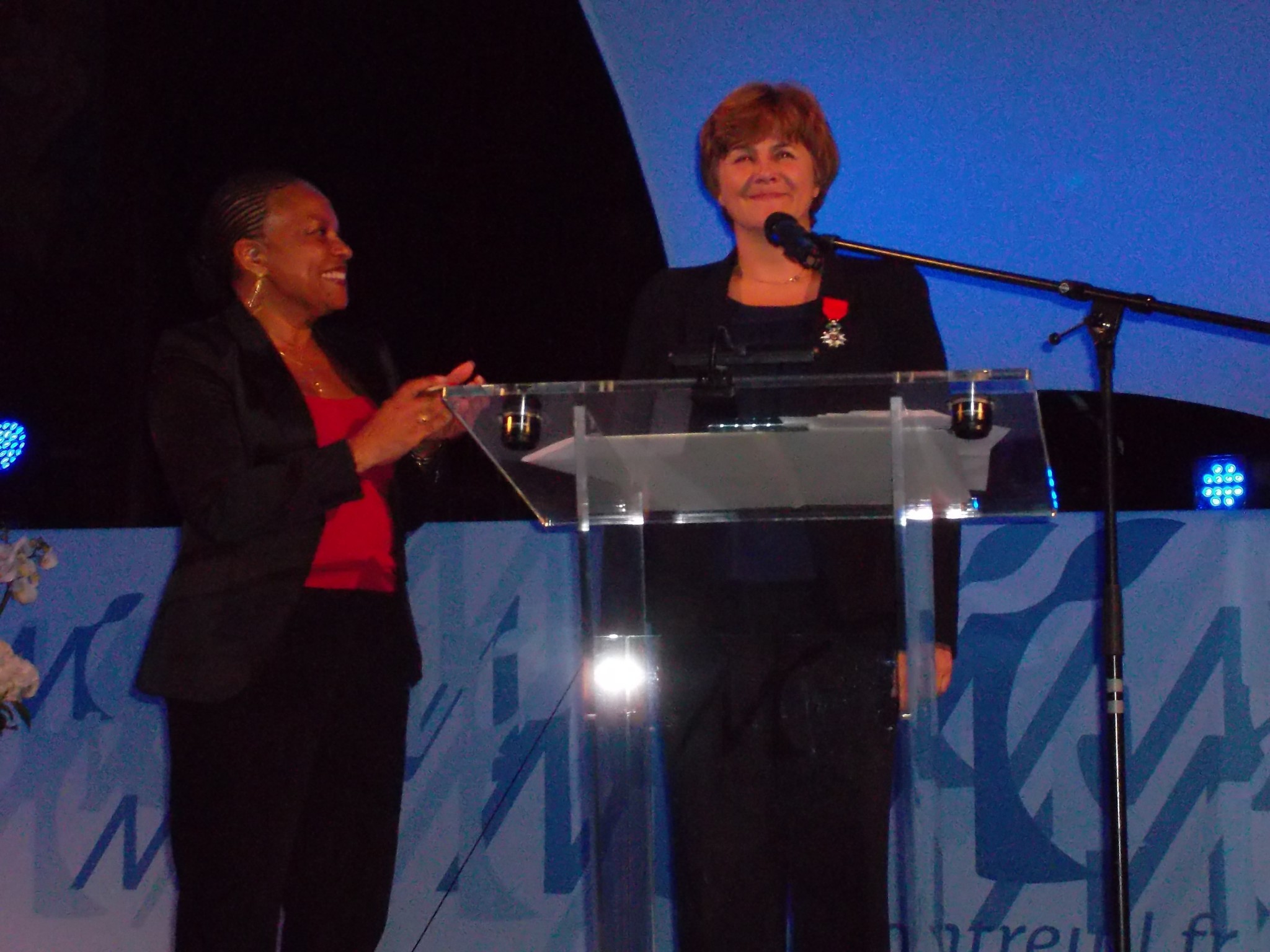 Dominique Voynet décorée par Christiane Taubira