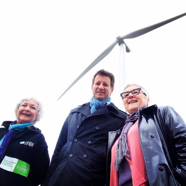 Yannick Jadot et Nicole Kiil-Nielsen visitent les éoliennes citoyennes à Bégannes