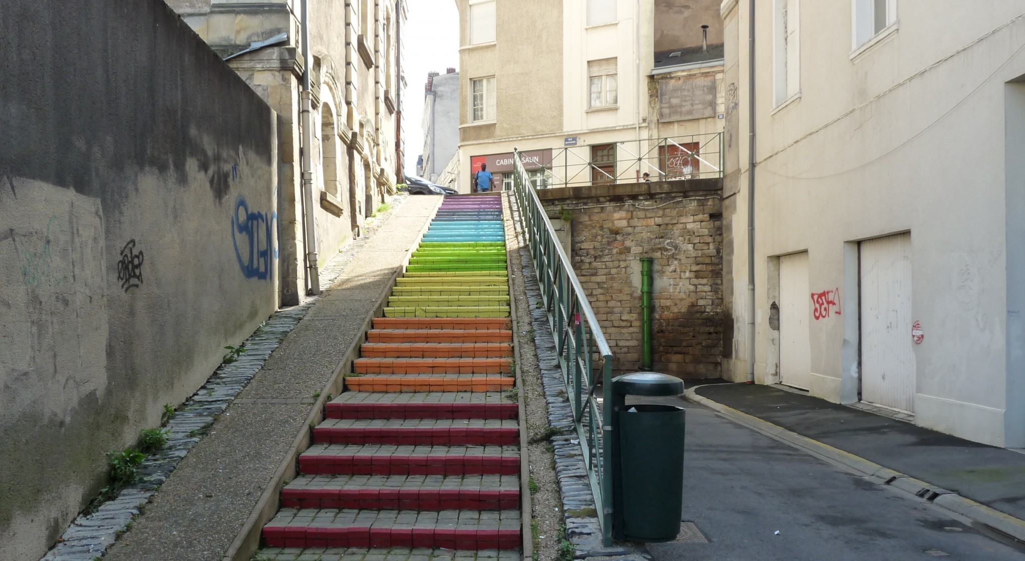 EELV49 repeint un escalier angevin aux couleurs de la paix