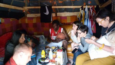 WELCOME À CALAIS : « ICI, ON VEND DU VACCIN CONTRE LE RACISME »